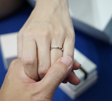 4 eenvoudige stappen om een verlovingsring te kiezen en te kopen